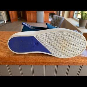 Rothys size 6 slip on sneaker Teal